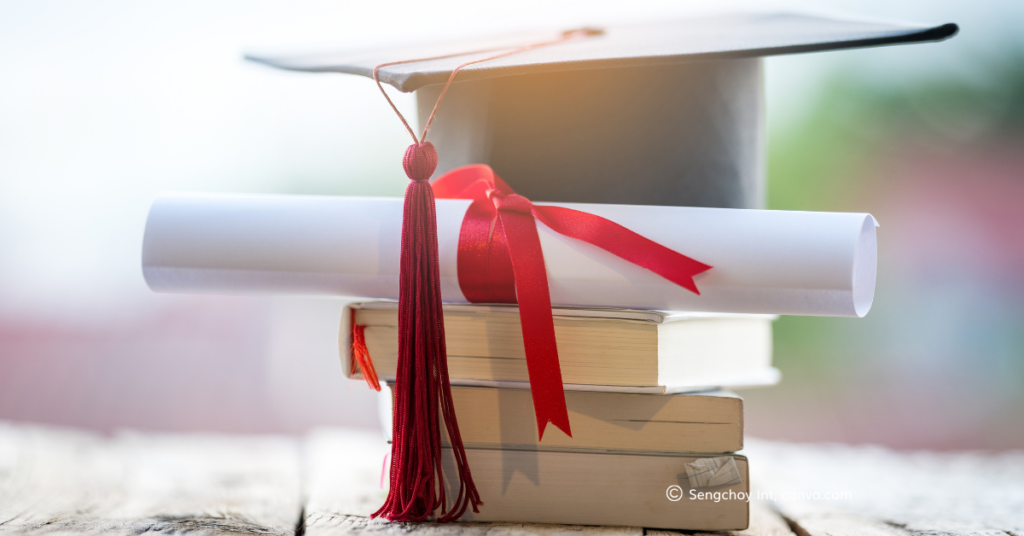 A picture of a graduation cap on books_Sengchoy Int, Canva.com